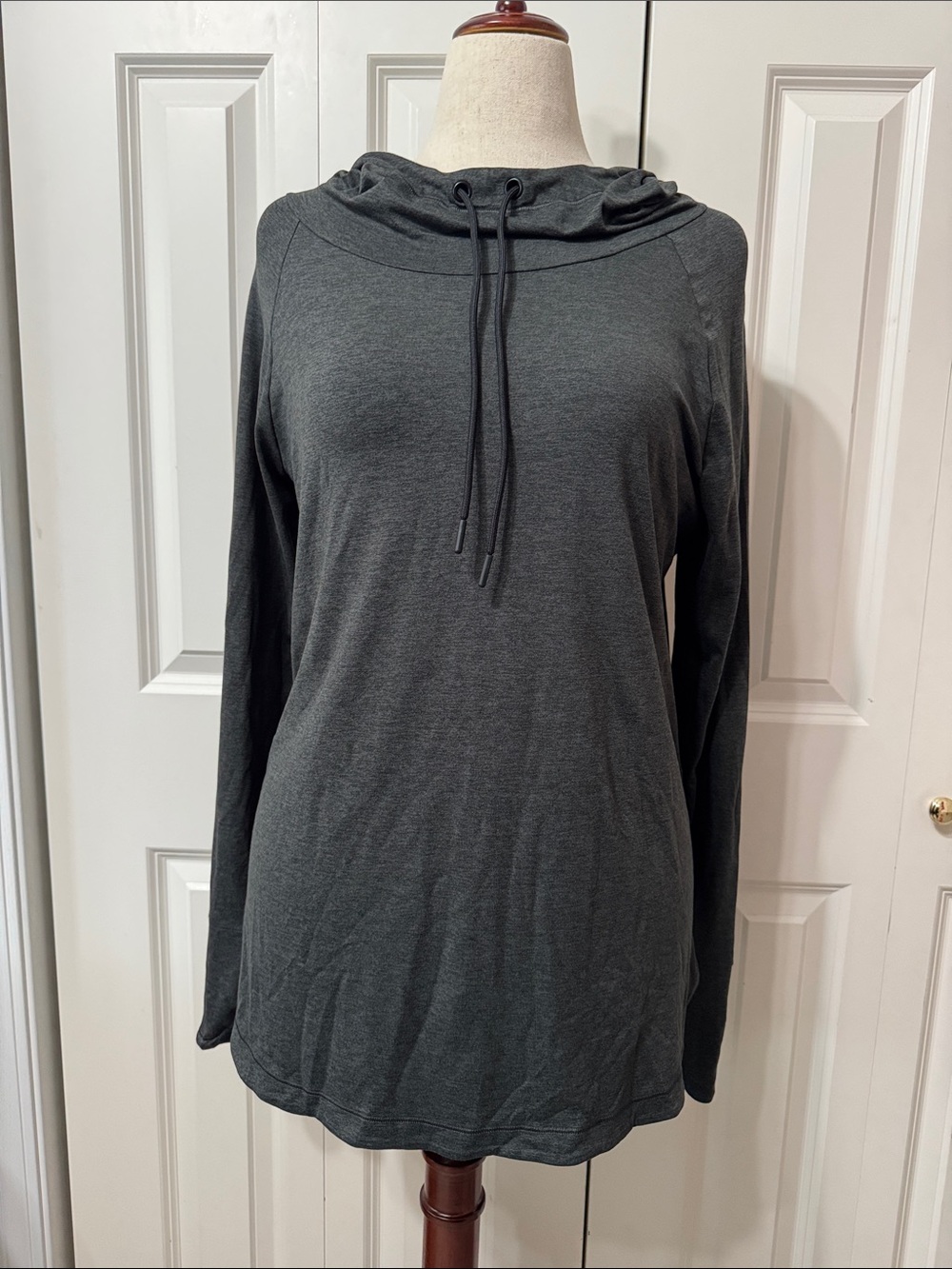 Women’s Dark Gray Long-Sleeve Hooded Pullover Top